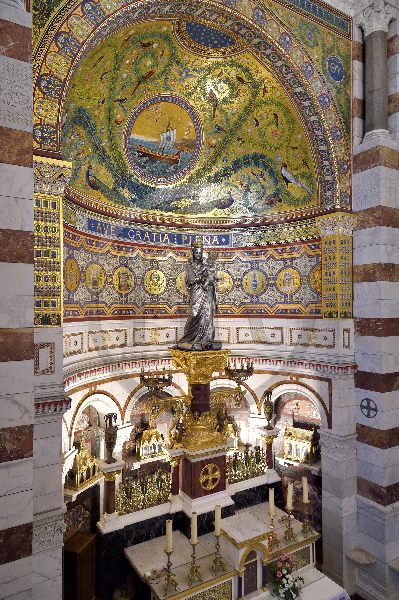 France, Bouches-du-Rhône (13), Marseille, basilique Notre-Dame de la Garde, le choeur de l'église supérieure, la Vierge à l'enfant en argent de Chanuel au dessus du maître autel