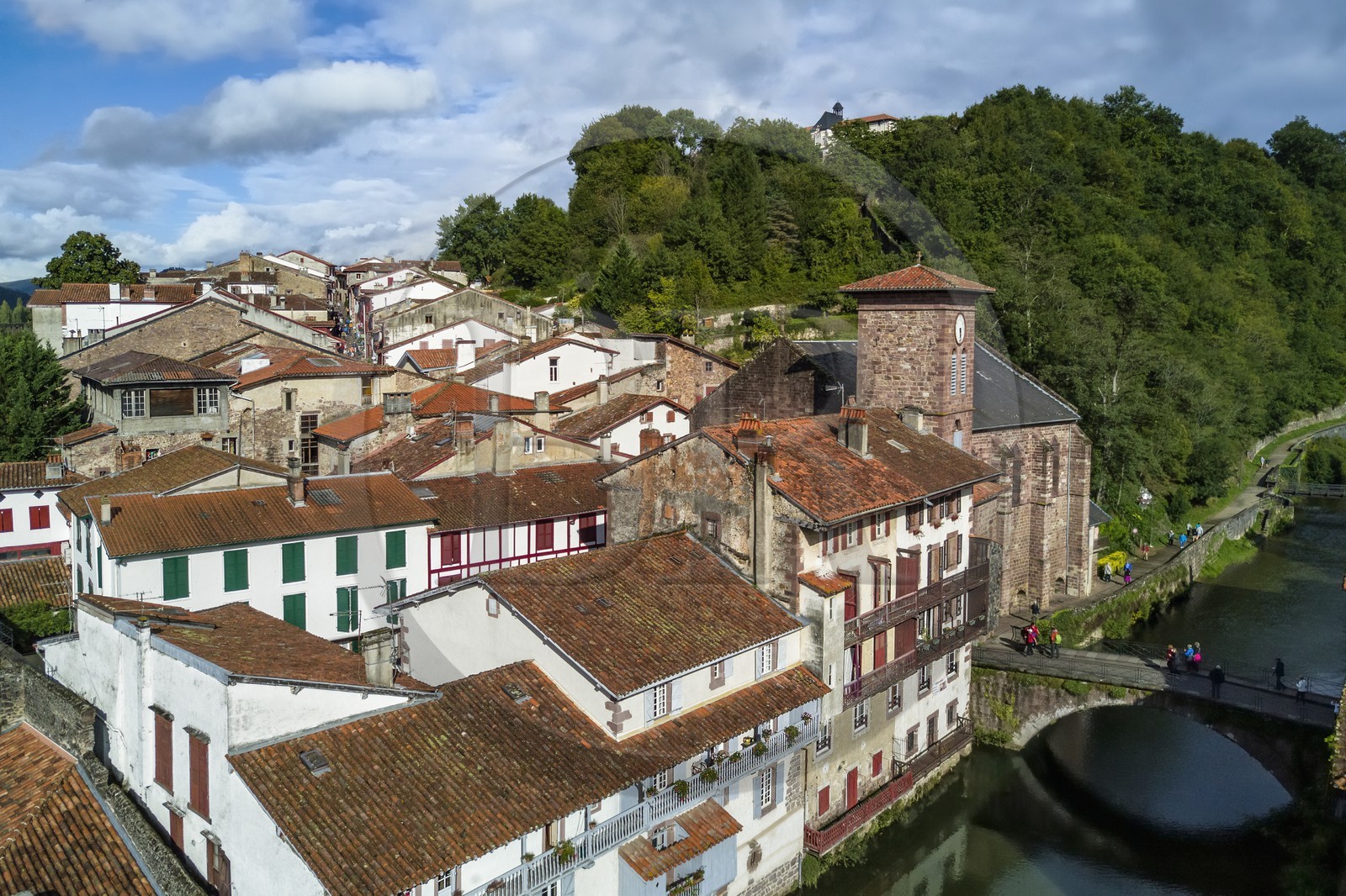 France, Pyrénées-Atlantiques (64), Pays-Basque, Saint-Jean-Pied-de-Port, le Pont Vieux sur la rivière Nive de Béhérobie et l'église de l'Assomption ou Notre-Dame du Bout du Pont (vue aérienne)