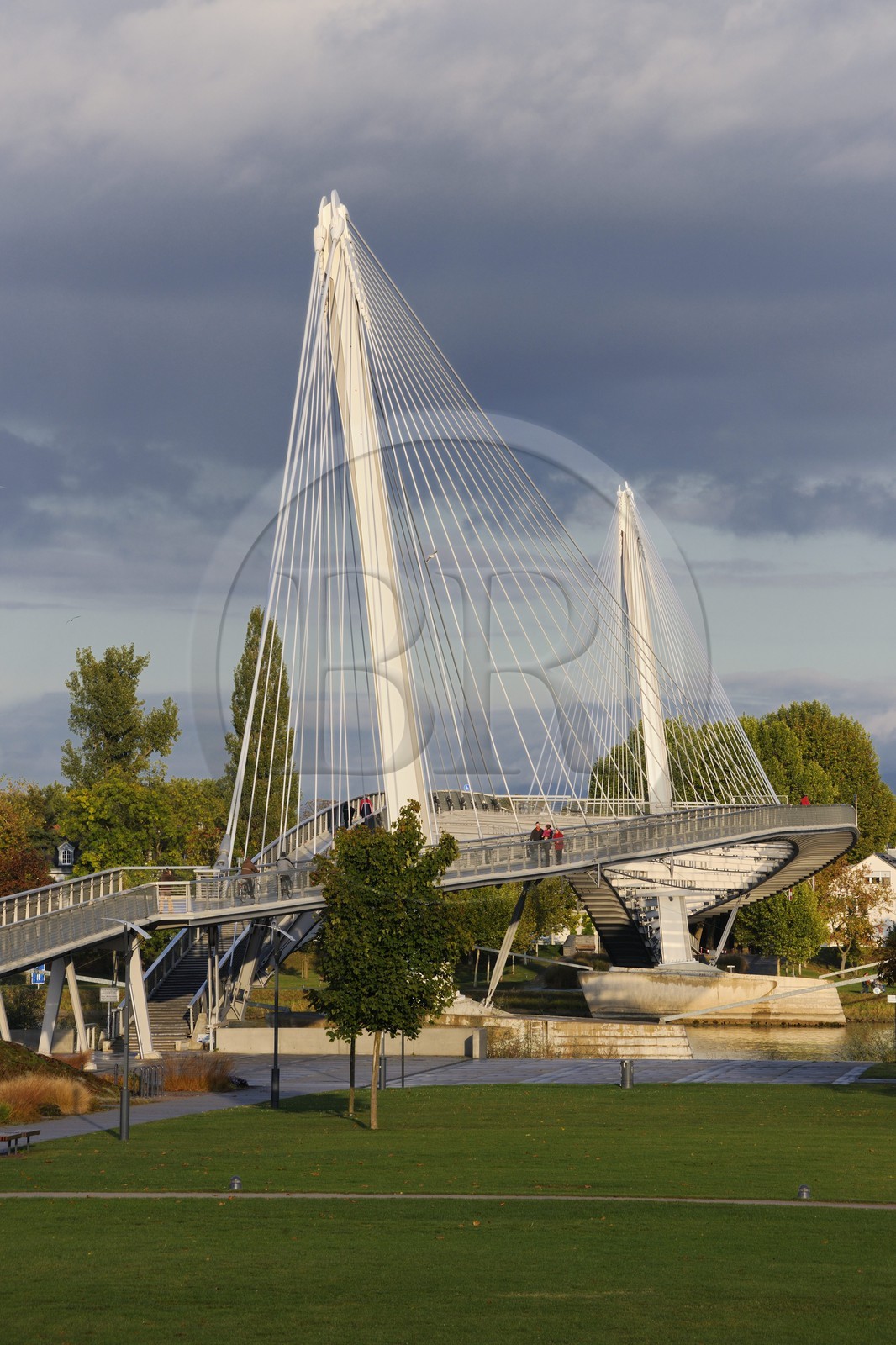 France, Bas Rhin, Strasbourg, Passerelle Mimram over the Rhine River and the Jardin des Deux Rives (two banks garden) on the French side