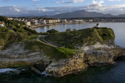 France, Pyrénées-Atlantiques (64), la côte du Pays-Basque, Saint-Jean-de-Luz, le sentier du littoral sur le GR 8 passant sur la falaise de flysch de la pointe Sainte-Barbe, sorte de mille-feuille alternant roches dures et roches tendres, la baie de Saint-Jean-de-Luz et la montagne de La Rhune en arrière plan (vue aérienne)