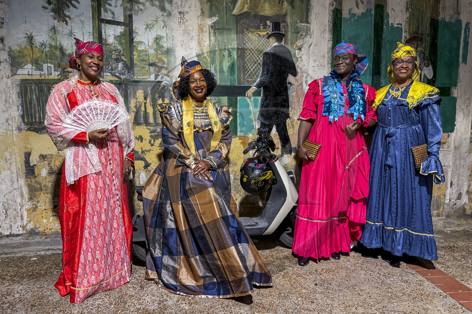 France, Guyane, Cayenne, hôtel restaurant Les Palmistes, guyanaises en costumes traditionnels touloulou lors d'une soirée de gala