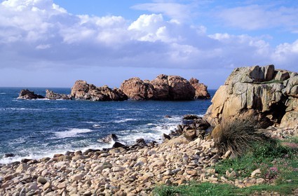 France, Côtes-d'Armor (22), Ile de Bréhat, plage de galet