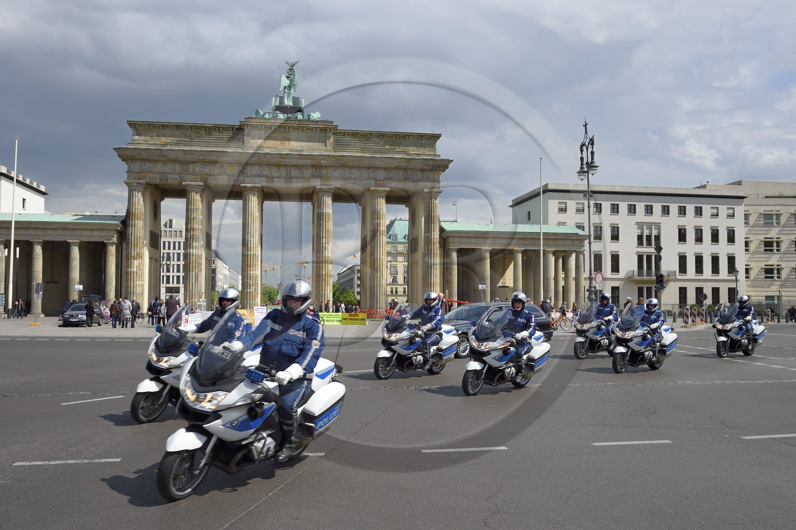 Allemagne, Berlin, Porte de Brandebourg sur l'avenue Under den Linden