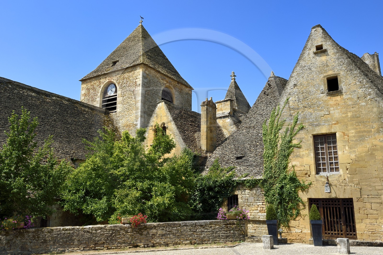 France, Dordogne (24), Périgord Noir, Saint-Geniès, le chateau du XVème siècle et l'église Notre-Dame de l'Assomption