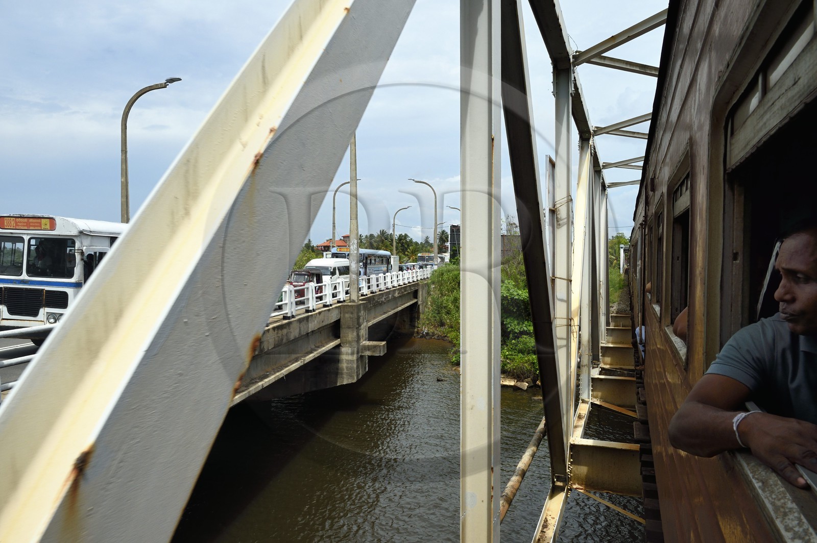 Sri Lanka, Province de l'Ouest, train de Galle à Colombo, pont sur la rivière Bentota ganga à Aluthgama
