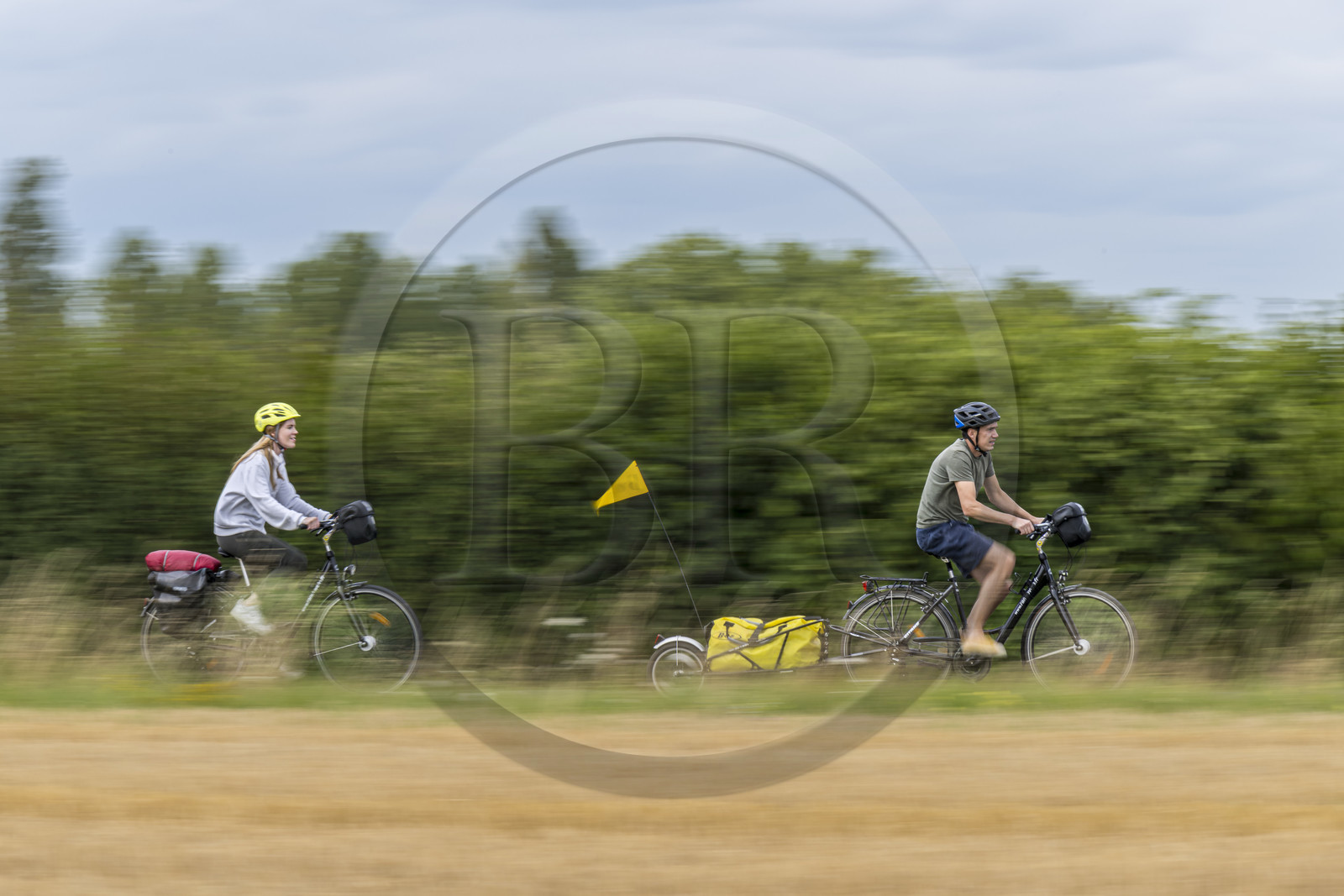 France, Maine-et-Loire (49), vallée de la Loire classée au Patrimoine Mondial par l'UNESCO, Saumur vers Saint-Hilaire, randonnée à bicyclette avec une remorque transportant le matériel de camping