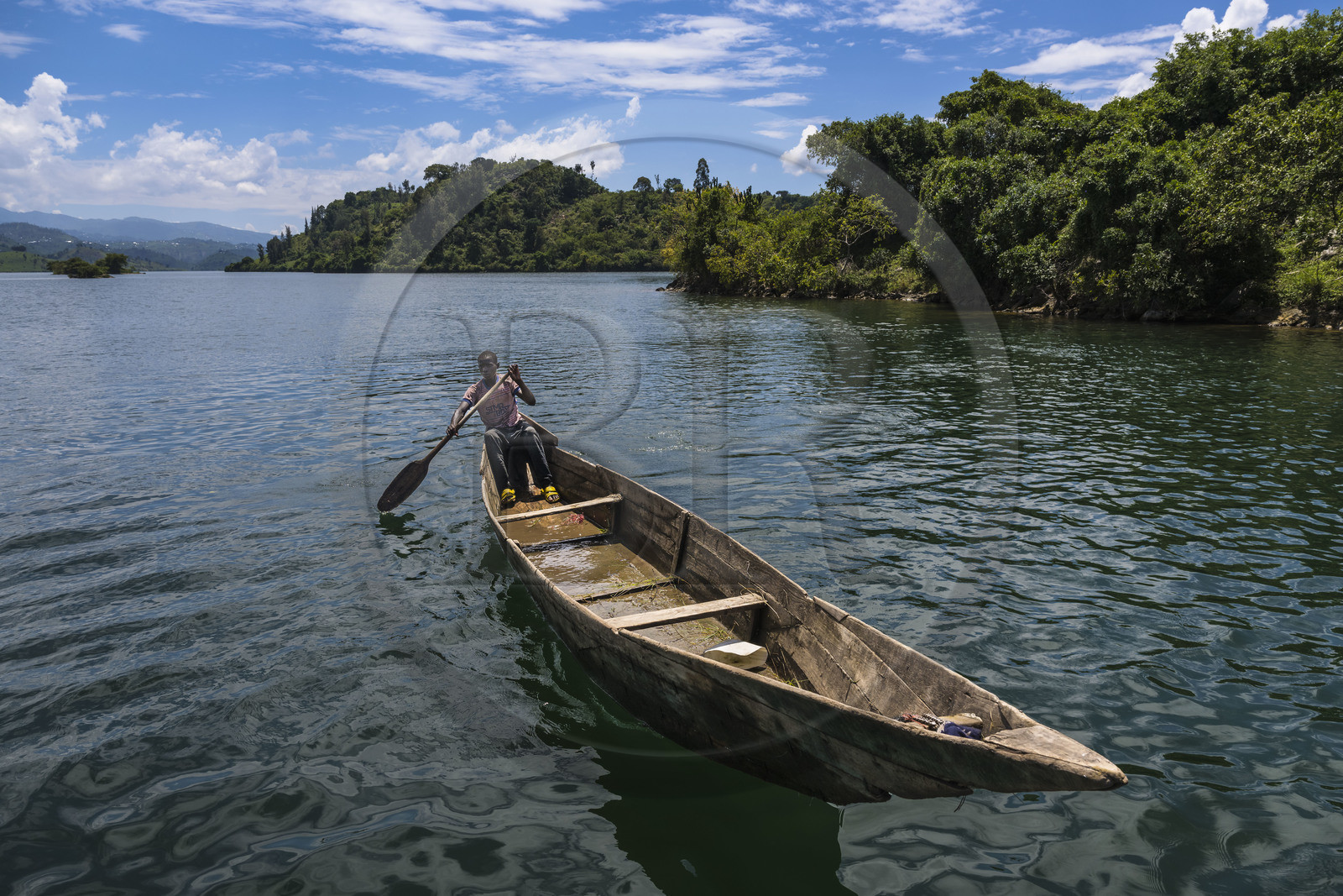 Rwanda, Province de l’Ouest, Karongi (anciennement nommée Kibuye), lac Kivu, pirogue naviguant entre les ilots au large de Kibuye
