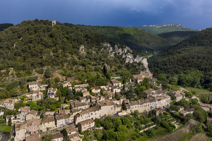 France, Vaucluse (84), Dentelles de Montmirail, le village médiéval de Séguret, labellisé Les Plus Beaux Villages de France, un jour d'orage et la crête de Saint-Amand vue du Sud en arrière plan (vue aérienne)