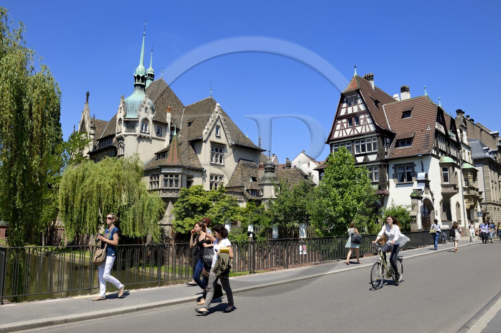 France, Bas-Rhin (67), Strasbourg, quartier de la Neustadt datant de la periode allemande, lycée international des Pontonniers au bord de l'Ill