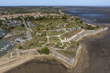 France, Charente-Maritime (17), Ile d'Oléron, le Chateau-d'Oléron, la citadelle  (vue aérienne)