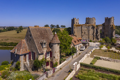 France, Allier (03), ancienne province du Bourbonnais, chateau de Bourbon-l'Archambault du XIIIe siècle et une des deux maisons des chanoines du XVIe siècle à l'entrée de la forteresse médiévale (vue aérienne)