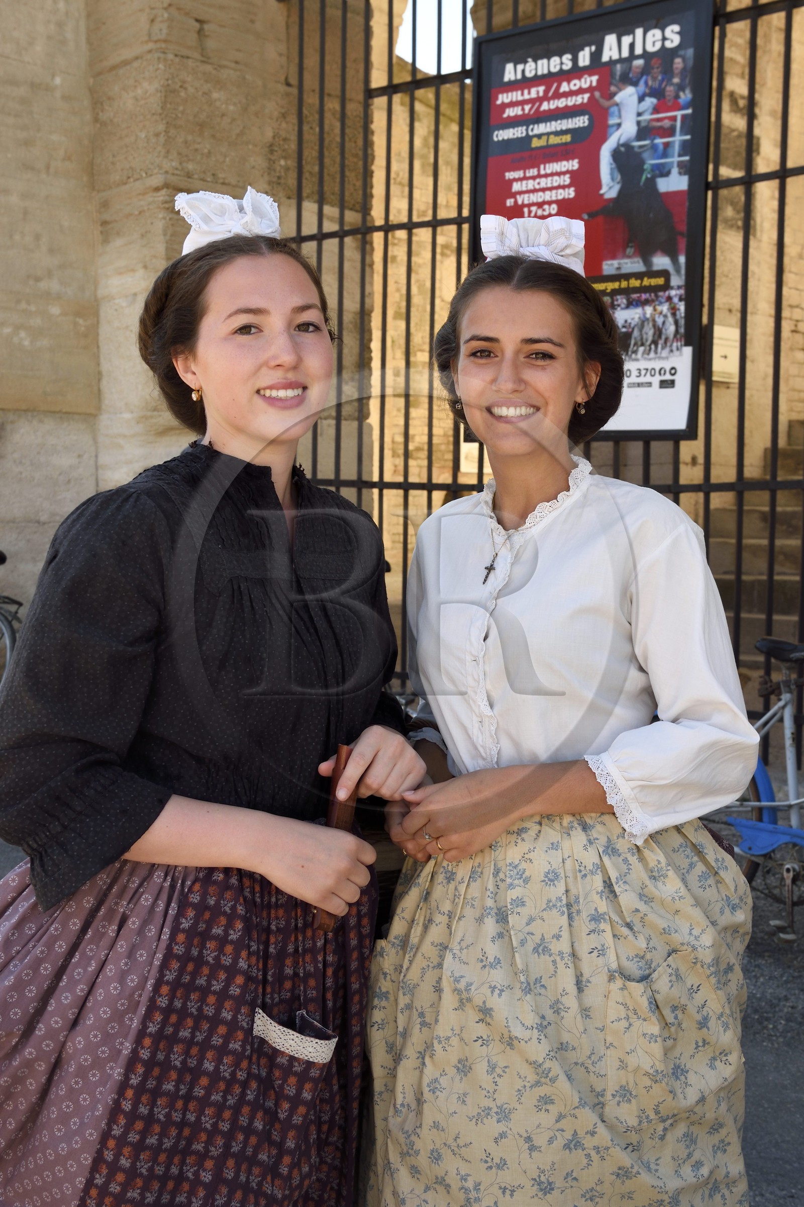 France, Bouches-du-Rhône (13), Arles, la course camarguaise de la Cocarde d'Or aux Arènes, jeunes arlésiennes en costume traditionnel