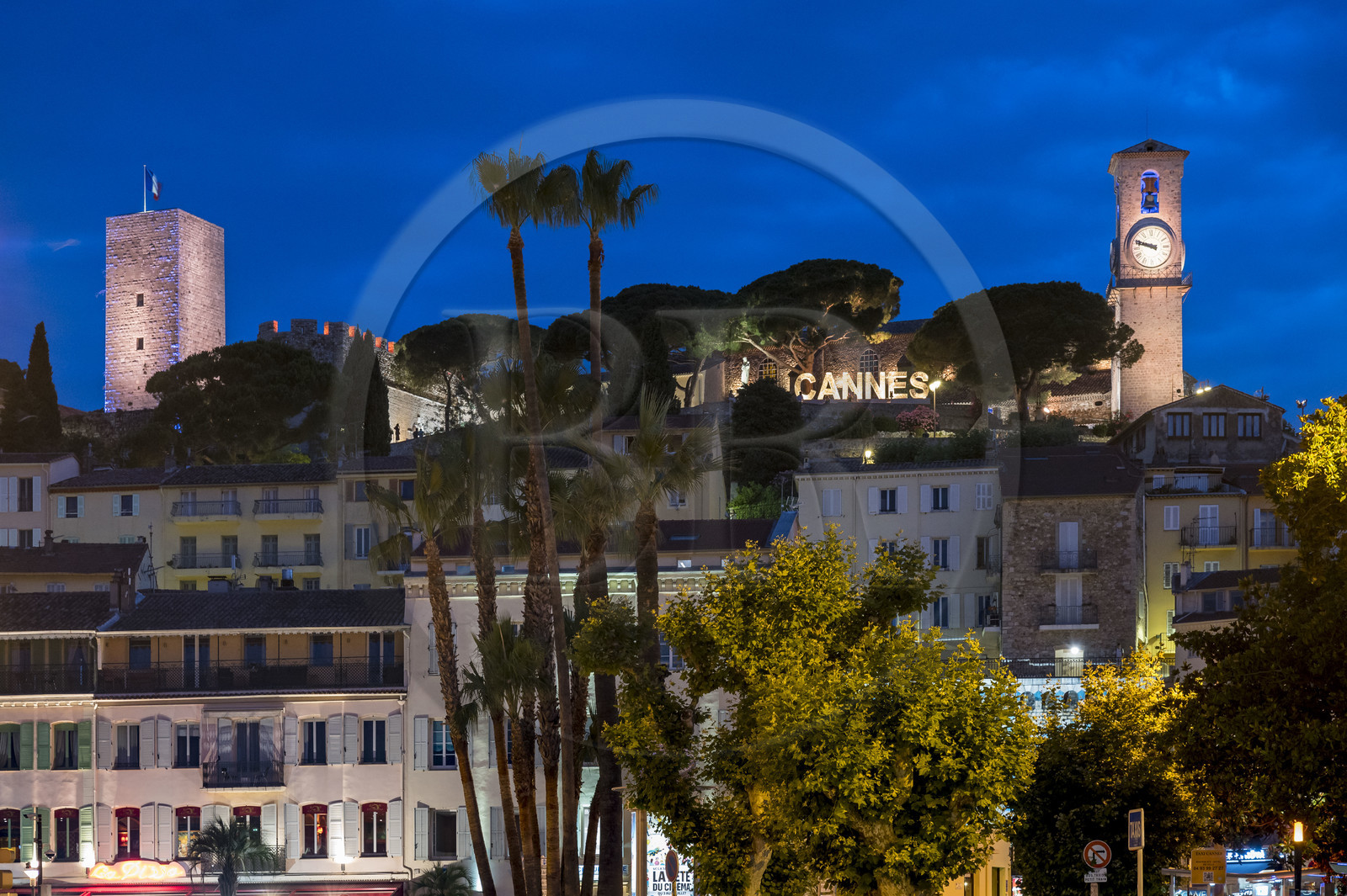 France, Alpes-Maritimes (06), Cannes, la vieille ville dans le quartier Le Suquet, à son sommet la Tour du Suquet et le clocher de l'église Notre-Dame-de-l'Espérance