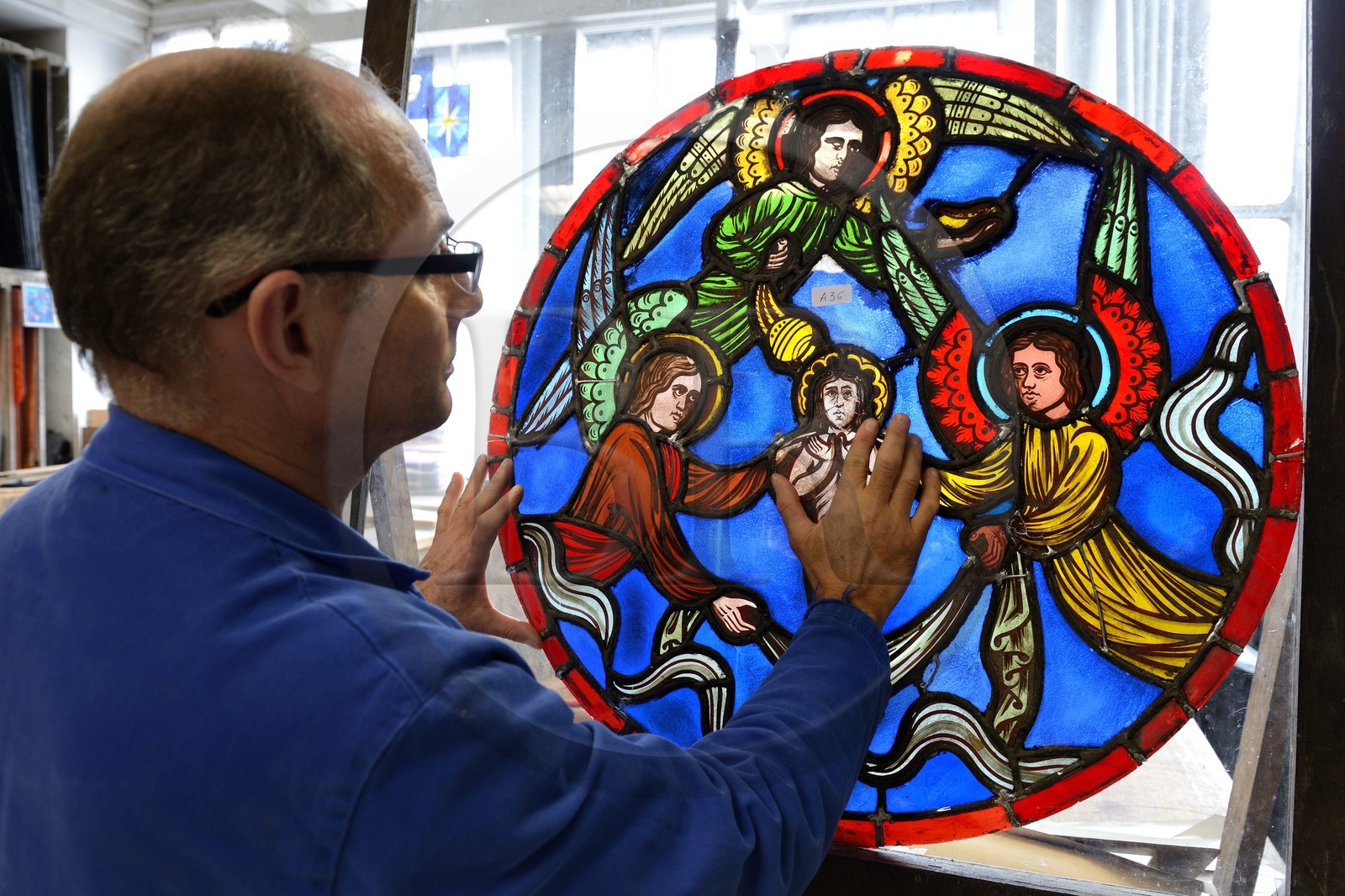France, Marne (51), Reims, atelier Simon-Marq, maitres-verriers à Reims depuis 1640, restauration de vitraux de la basilique Saint Rémi