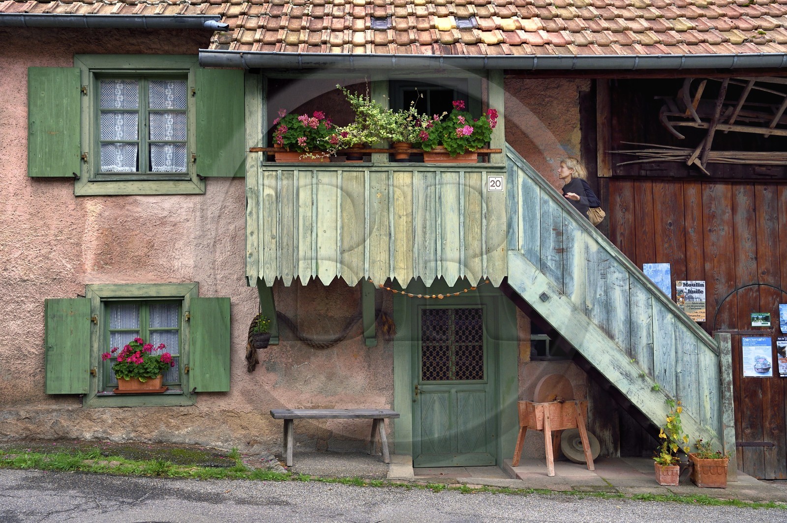France, Haut-Rhin (68), Parc naturel régional des ballons des Vosges, Storckensohn non loin de Fellering, ferme liée au moulin à eau, typique des maisons construites par les nouveaux arrivants suisses après la guerre de 30 ans qui a déchiré l’Europe de 1618 à 1648