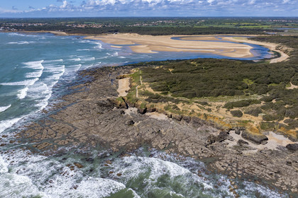 France, Vendée (85), Jard-sur-Mer, la Pointe du Payré, la plage du Veillon et estuaire de la rivière Payré (vue aérienne)