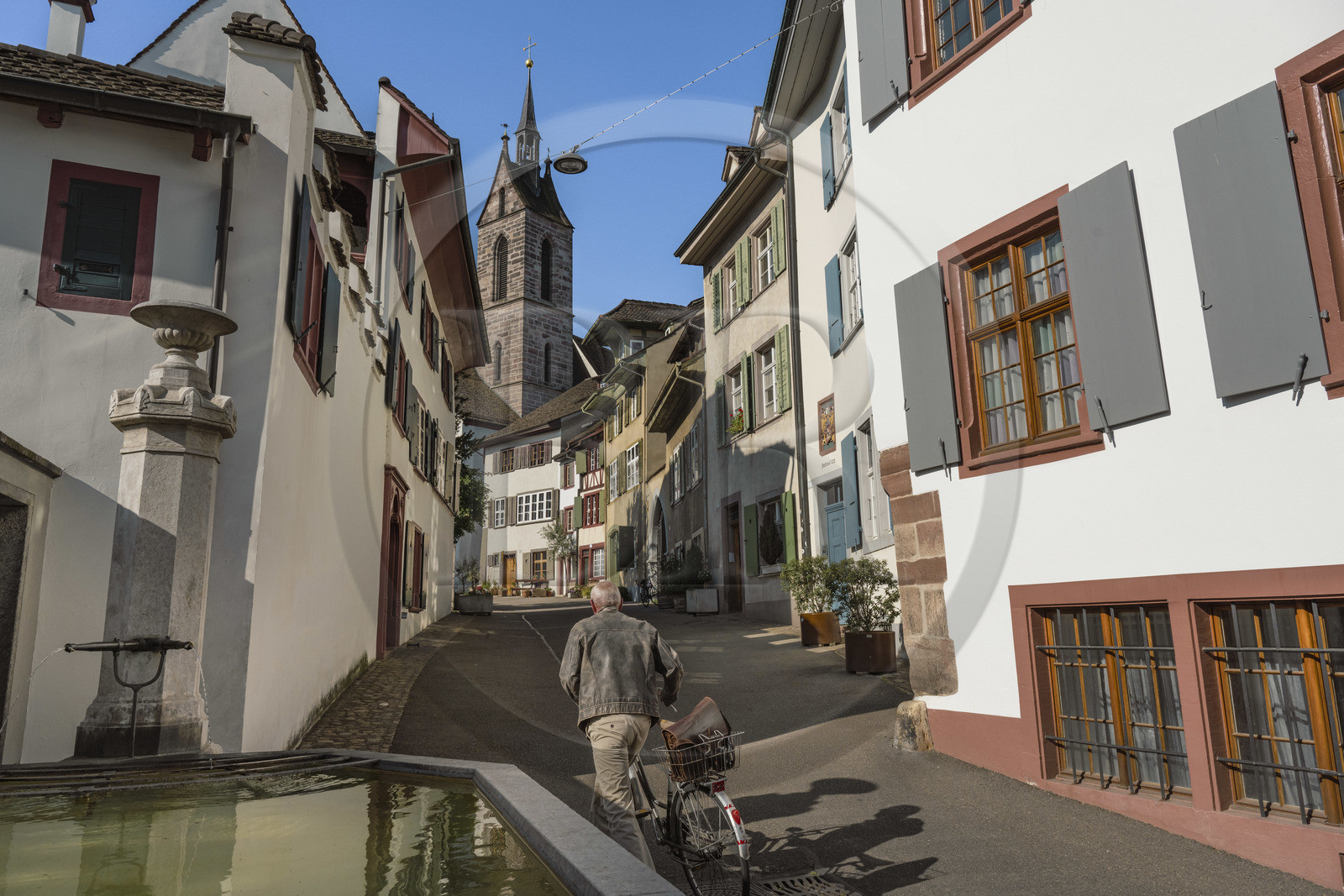 Suisse, Bâle, Vieille ville du Grand Bâle (rive gauche), la rue Petersgasse et l'église Saint-Pierre (Peterskirche) reformée