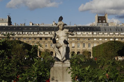 France, Paris (75), le Jardin des Tuileries devant Le Louvre et les immeubles de la rue de Rivoli