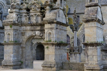 France, Finistère (29), étape sur le chemin de Saint Jacques de Compostelle, Saint-Thegonnec, le calvaire devant l'église dans l'enclos paroissial