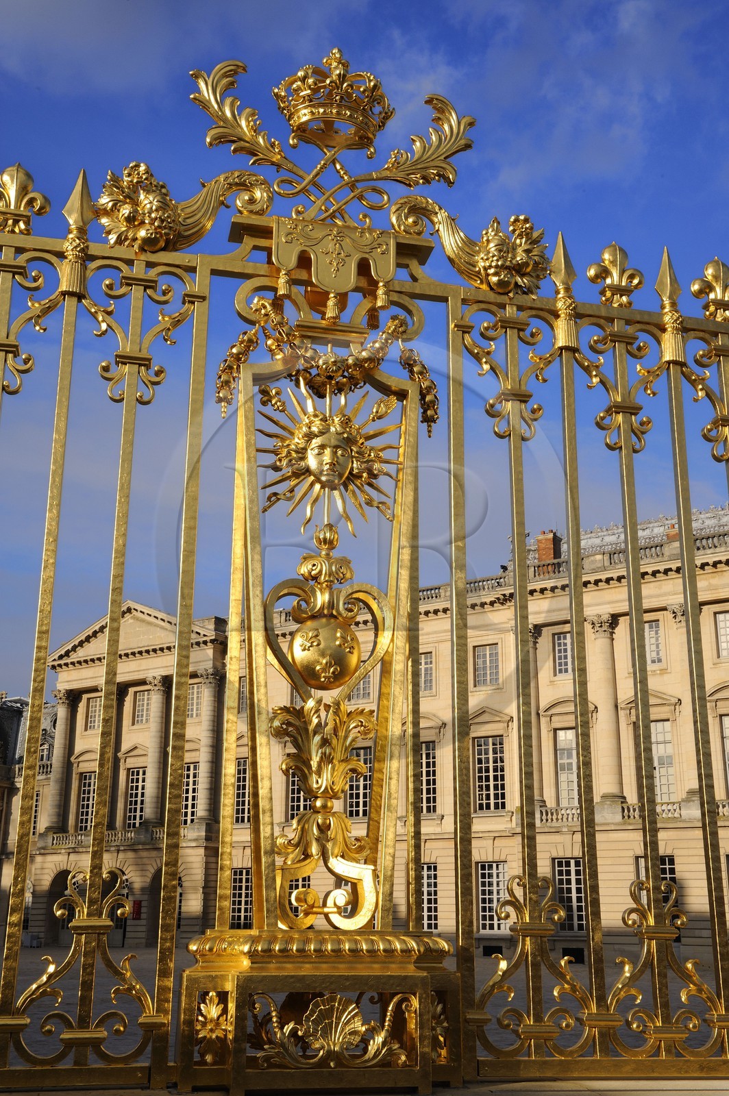 France, Yvelines (78), château de Versailles, classé Patrimoine Mondial de l'UNESCO, détail de la grille royale dessinée par Mansart séparant la cour royale restaurée en juin 2008