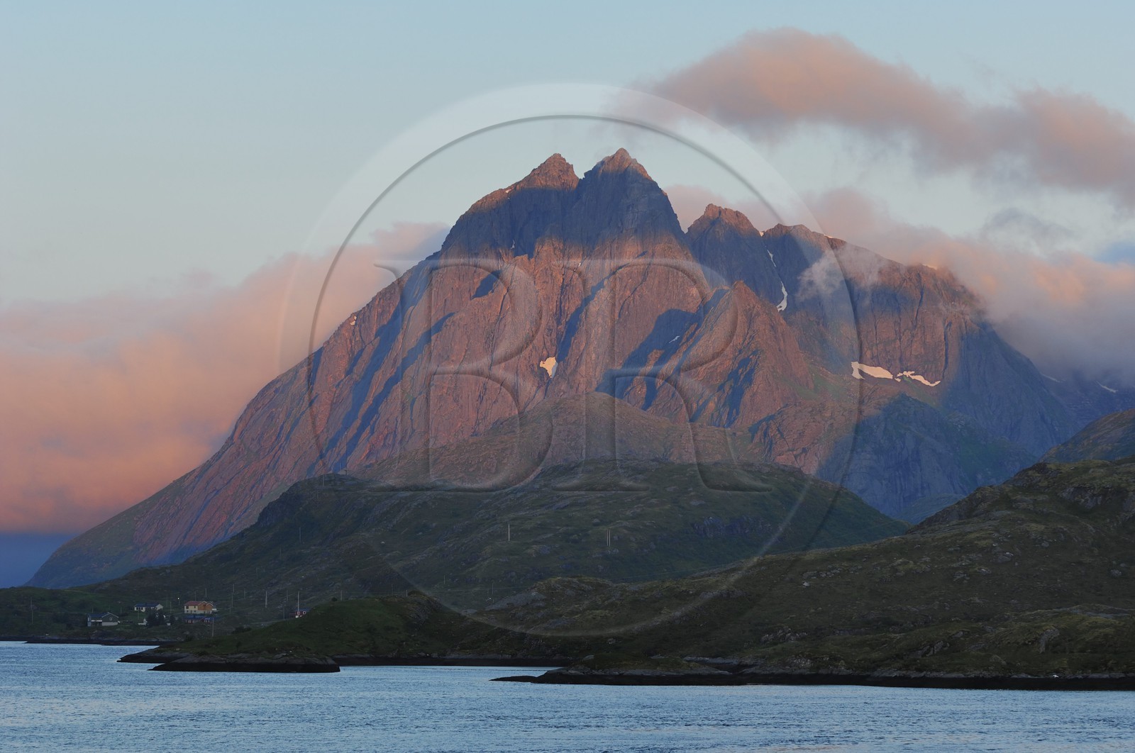 Norvège, Nordland, Iles Lofoten, Ile de Moskenes, le Selfjorden au soleil de minuit