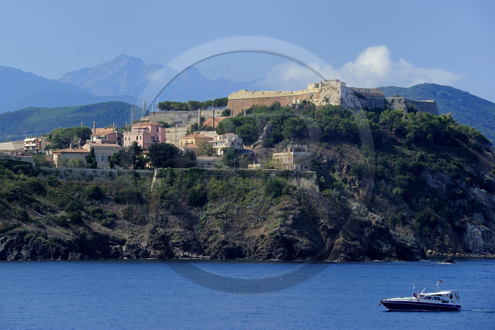 Italie, Toscane, l’Ile d’Elbe, la maison de Napoléon 1er dans le Palazzina dei Mulini en bordure de la falaise et sous la protection de la forteresse Médicis