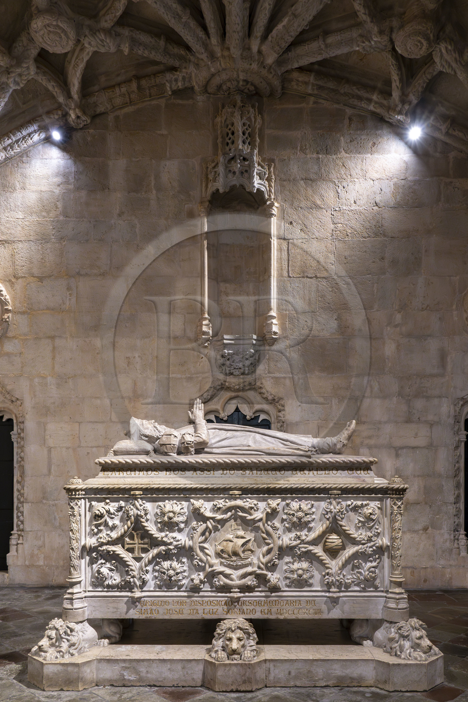 Portugal, Lisbonne, Bélem, Monastere des Hiéronymites (Mosteiro dos Jerónimos), classé Patrimoine Mondial de l'UNESCO, église Santa Maria, tombeau de Vasco de Gama sculpté de cordages, de sphères armillaires et autres emblèmes marins, il est de style manuélin