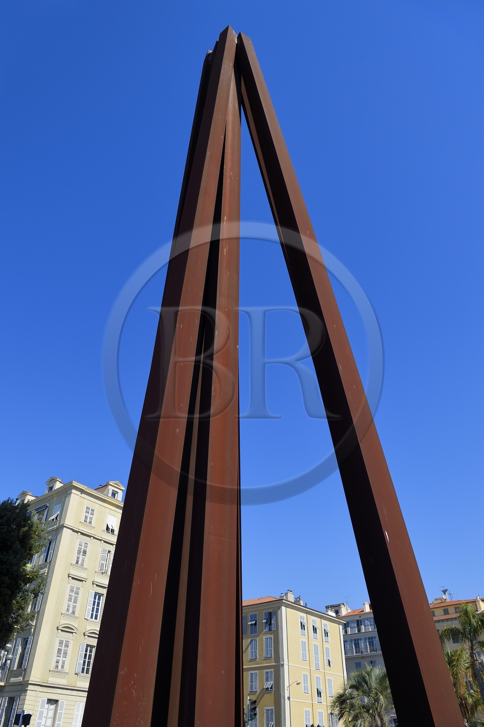 France, Alpes-Maritimes (06), Nice, quartier du Vieux-Nice, Promenade des Anglais, sculpture de 30 mètres de haut de Bernar Venet pour commémorer le 150e anniversaire du rattachement de Nice à la France