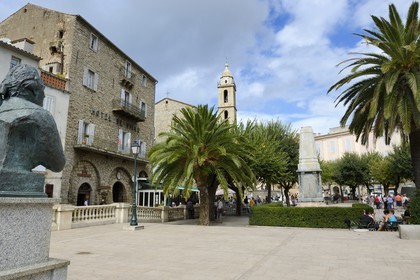France, Corse-du-Sud (2A), Sartène, la place Porta (ou place de la Libération) et l’église Sainte-Marie
