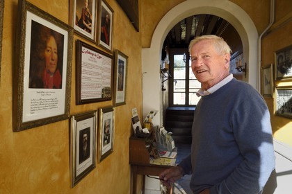 France, Seine-Maritime (76), Pays de Caux, Tôtes, l'auberge du cygne, ancien relais de la Poste royale, elle aurait hébergé des personnalités comme D'Artagnan, Madame de Pompadour, Louis-Philippe Ier, Napoléon Ier et l’impératrice Joséphine etc et fut le lieu où Guy de Maupassant écrivit Boule de Suif (dans lequel l’auberge est très présente) et où Gustave Flaubert écrivit une partie de Madame Bovary, le comte Geoffroy De Belloy De Saint-Linéard dont la famille en est propriétaire depuis la fin du XVIIe siècle