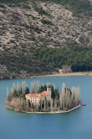 Croatie, Dalmatie, Parc national de Krka où la rivière Krka devient le lac de Visovac, monastère franciscain de l’îlot Visovac