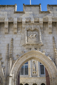 France, Charente-Maritime (17), La Rochelle, fportail d'entrée de l'Hotel de Ville orné du blason de la ville