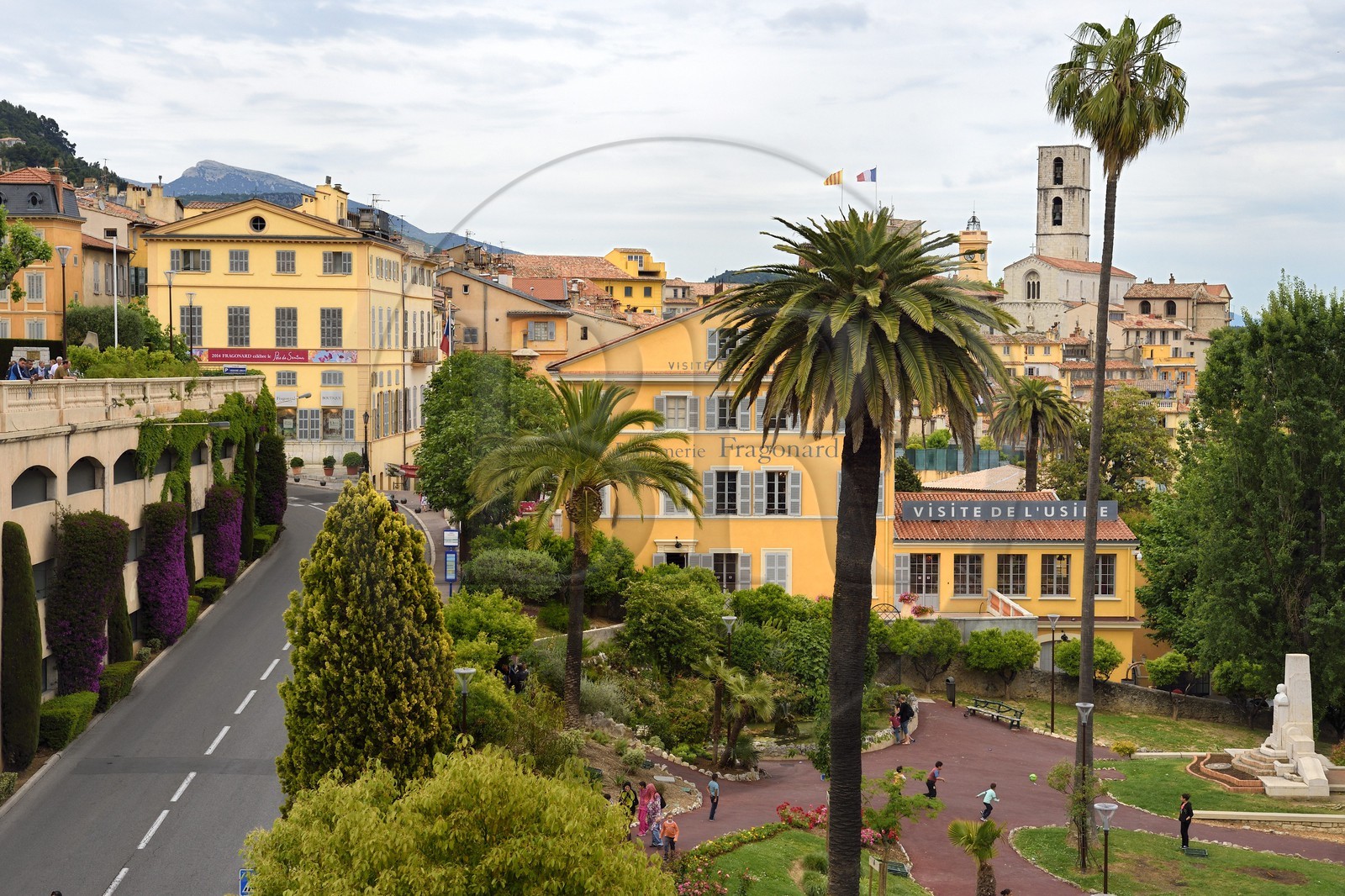 France, Alpes-Maritimes (06), Grasse, la parfumerie Fragonard et la cathédrale Notre-Dame-du-Puy en arrière plan