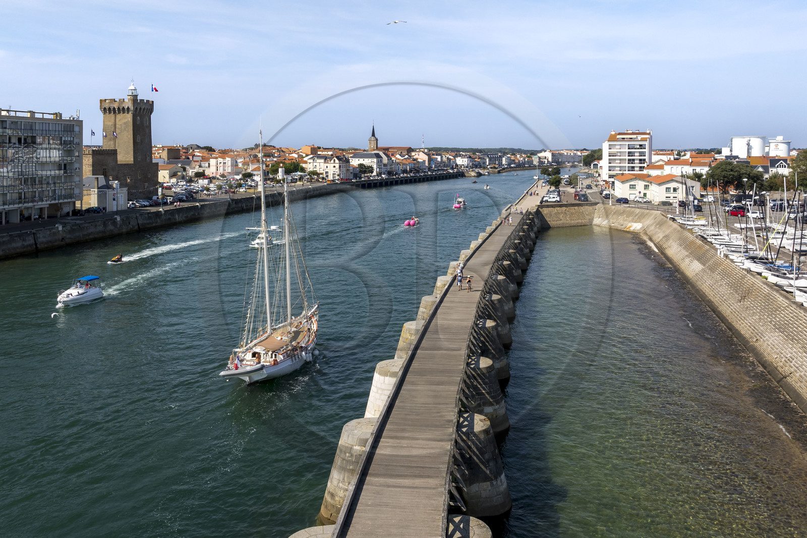 France, Vendée (85), Les-Sables-d'Olonne, bateau dans le chenal d'accès aux ports, le quartier de La Chaume sur la gauche avec la Tour d'Arundel du XIVème siècle, ancien donjon reconverti en phare et musée de la mer (vue aérienne)