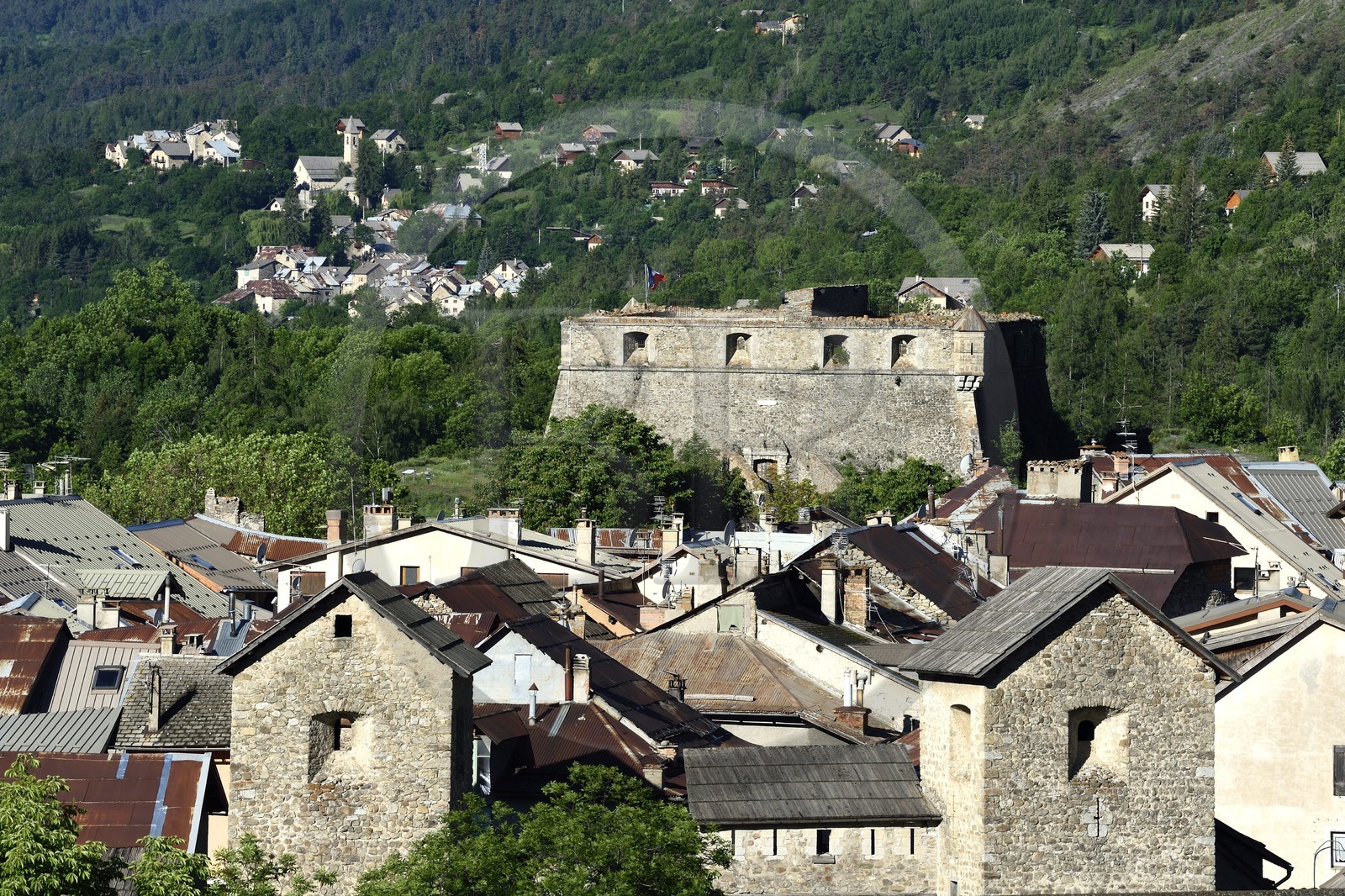 France, Alpes-de-Haute-Provence (04), Parc National du Mercantour et la vallée du Haut-Verdon, Colmars-les-Alpes fortifiée par Vauban à la fin du XVIIe siècle, la redoute carrée du Fort de France construite au sud du village