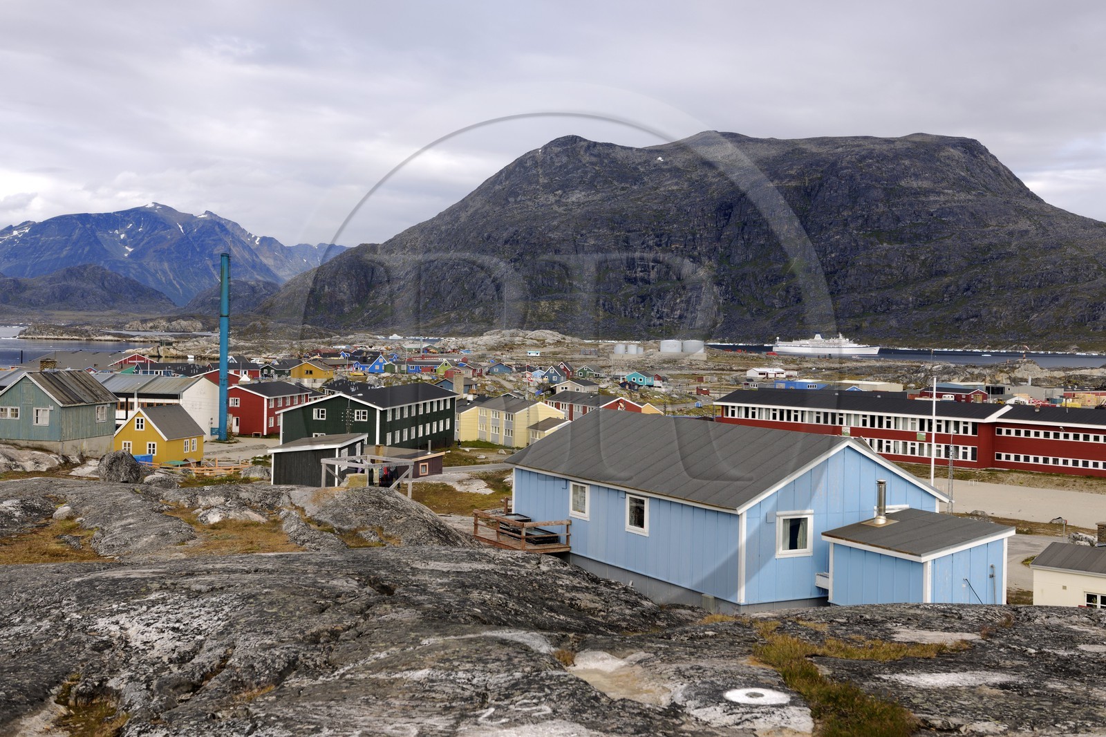 Groenland, ville de Nanortalik entourée de montagnes au sud du pays