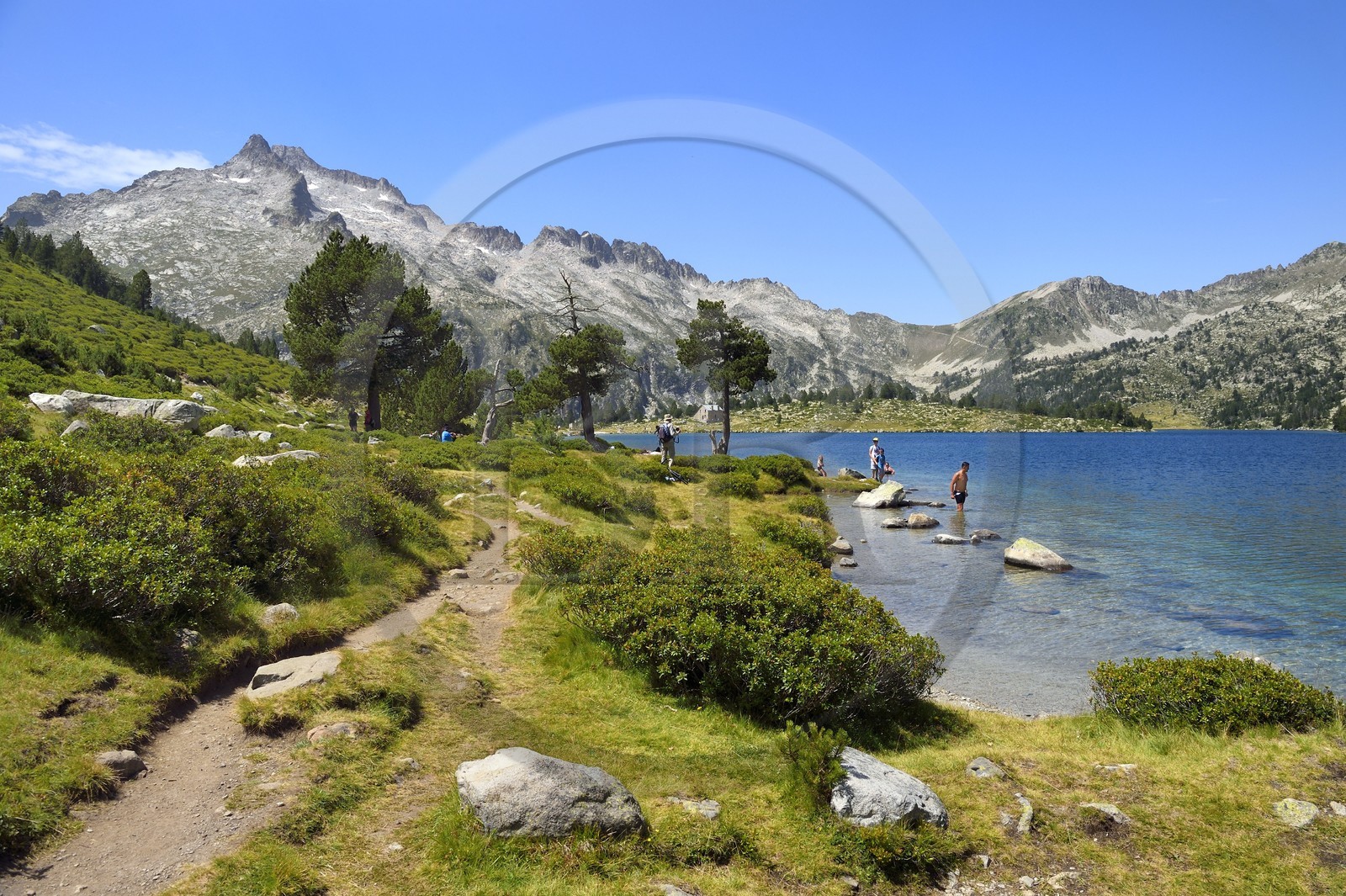 France, Hautes-Pyrénées (65), Saint-Lary-Soulan et Vielle-Aure, Réserve naturelle nationale du Néouvielle, randonnée des lacs du Neouvielle, lac d'Aumar et le pic de Néouvielle en arrière plan