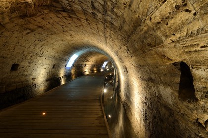 Israel, district Nord, Galilée, Acre (Akko), vieille ville, classée Patrimoine Mondial de l'UNESCO, le tunnel des Templiers long de 350 de long mène du Palais Templiers qui a été détruit en 1921 jusqu'au port d'Acre à l'est, il a été construit à la fin du 12ème siècle mais seulement découvert en 1994