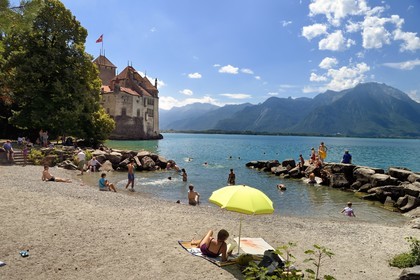 Suisse, Canton de Vaud, Veytaux, la petite plage au pied du chateau Chillon sur les rives du lac Léman