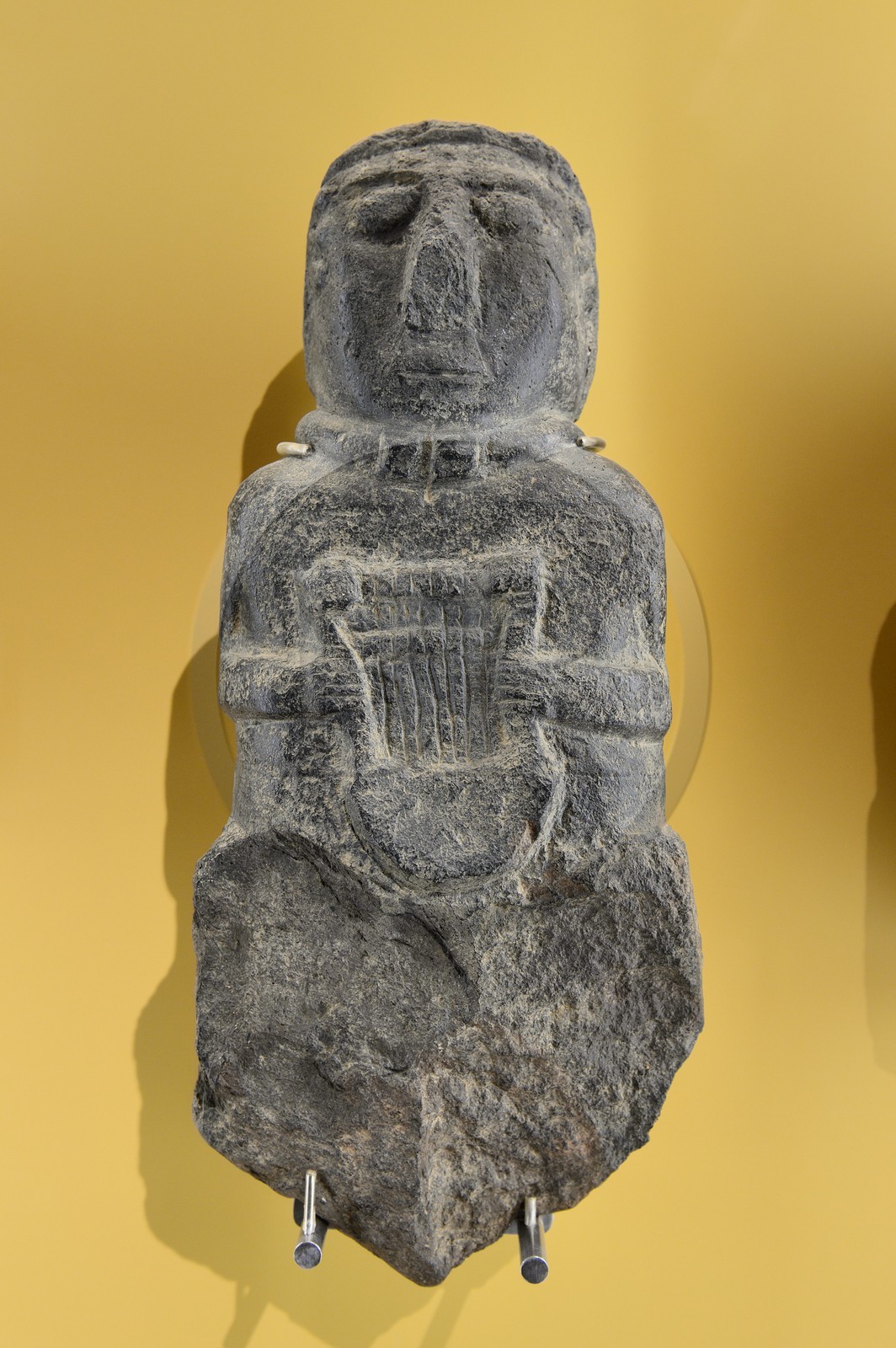 France, Ille-et-Vilaine (35), Rennes, Les Champs Libres de l'architecte Christian de Portzamparc, le musée de Bretagne, Art celtique, personnage à la lyre qui pourrait être la représentation d'un barde, second age du fer