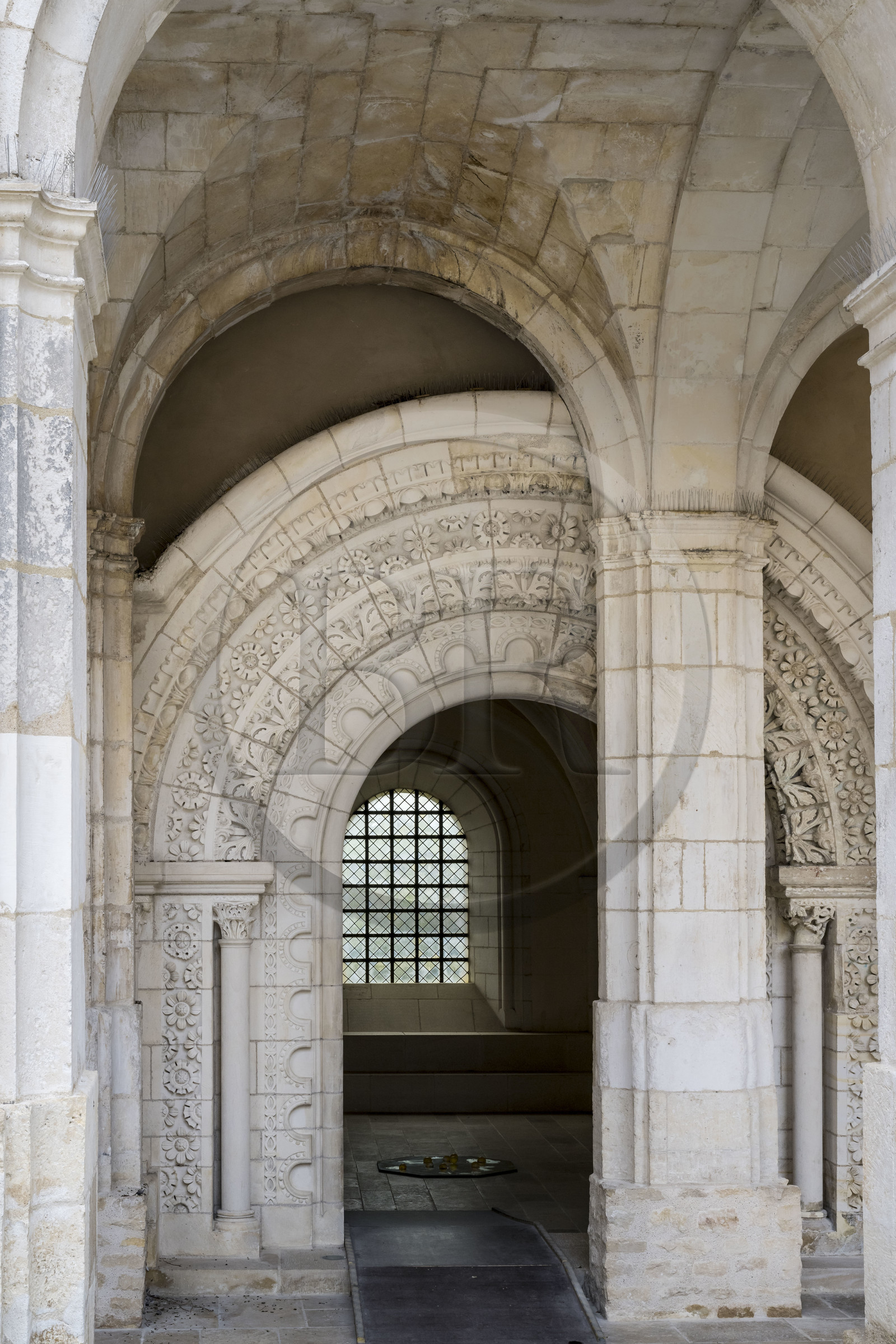 France, Yonne (89), Auxerre, l'abbaye Saint-Germain, Cité de la Parole et du Son, la salle capitulaire du cloitre et son mur du XIIe siècle retrouvé derrière la reconstruction fin XVIIe siècle