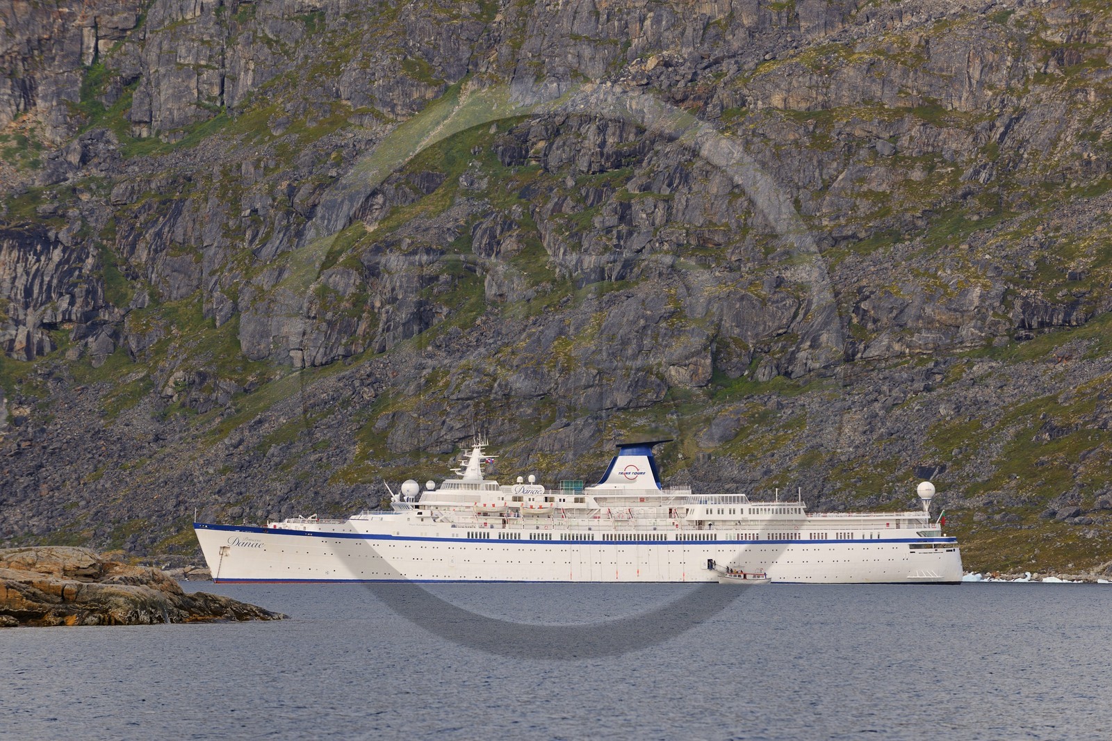 Groenland, fjord de Nanortalik, le bateau de croisière le Princess Danané au mouillage