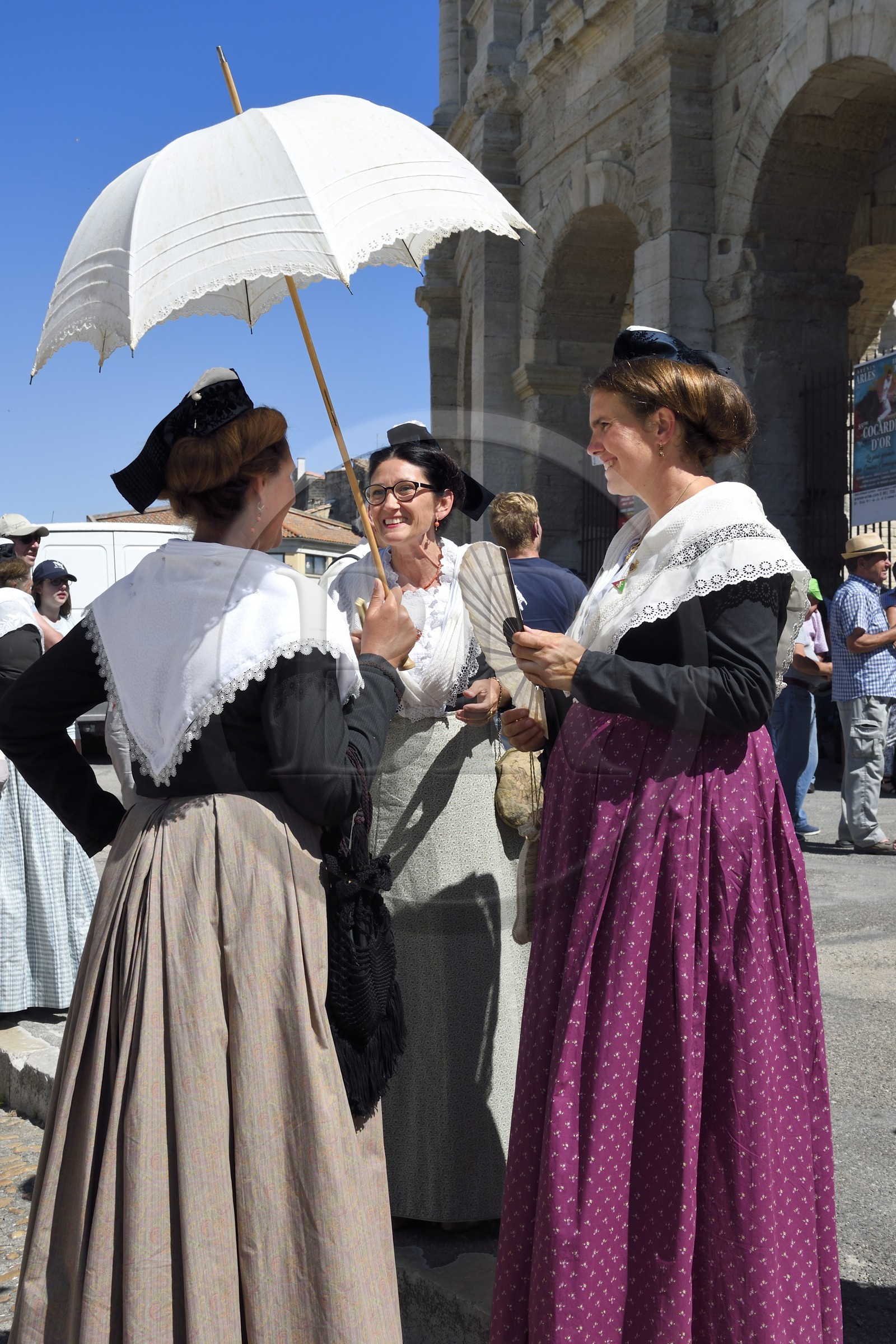 France, Bouches-du-Rhône (13), Arles, la course camarguaise de la Cocarde d'Or aux Arènes, amphithéâtre romain de 80-90 après JC, classé Patrimoine Mondial de l'UNESCO, arlésiennes en costume traditionnel