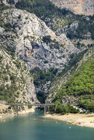 France, Alpes-de-Haute-Provence (04), parc naturel régional du Verdon, lac de Sainte-Croix et le pont de Galetas à l'entrée des Gorges du Verdon