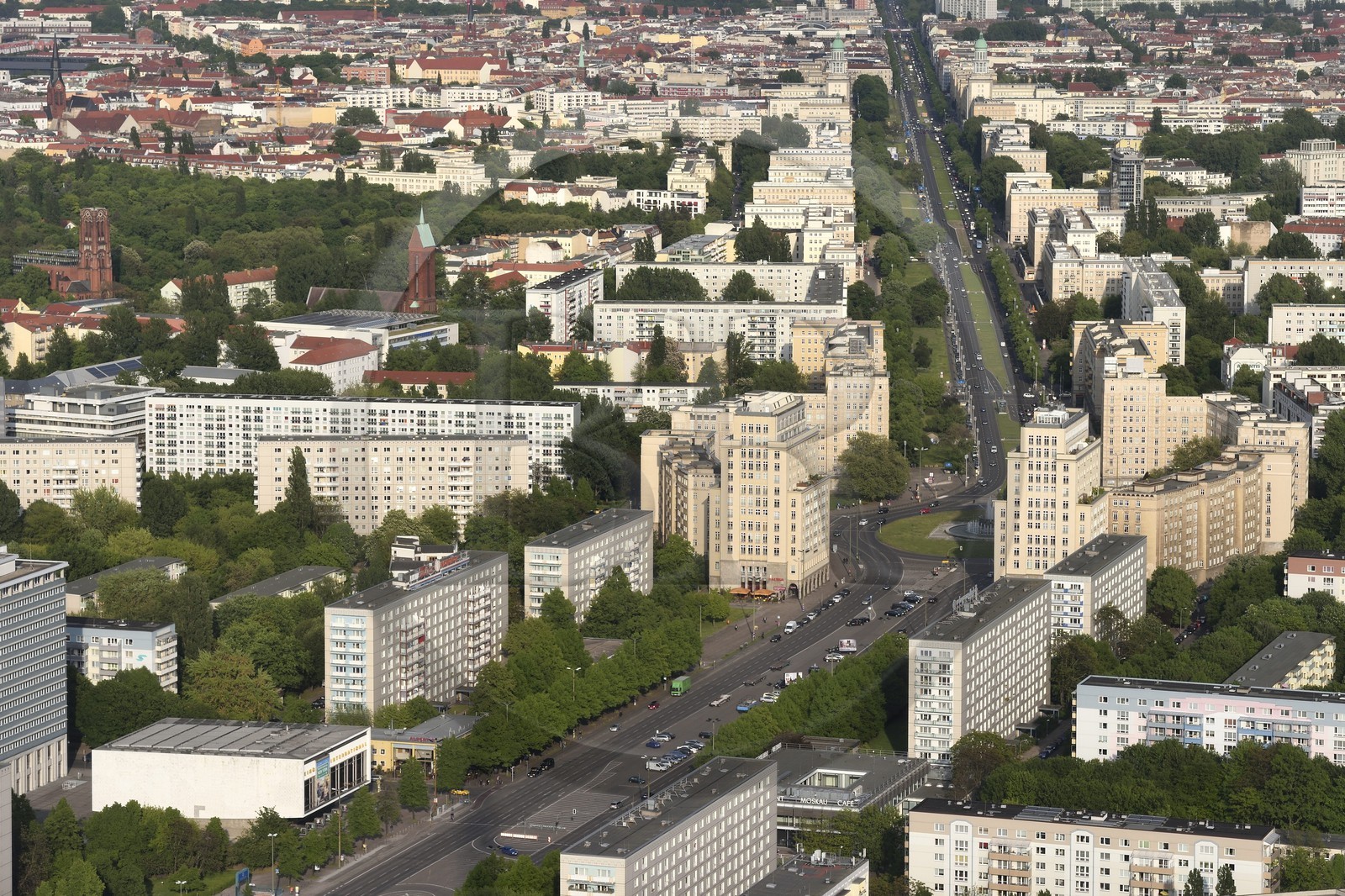 Allemagne, Berlin, la Karl-Marx Allee est la plus grande artère du pays menant d'Alexanderplatz à Frankfurter Tor et le régime communiste y faisait défiler son armée chaque année
