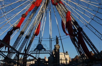 France, Nord (59), Lille, comme chaque année à Noël, la grande roue est sur la Grand' Place (place Charles de Gaulle)