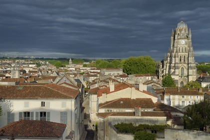 France, Charente-Maritime (17),  Saintonge, Saintes, la rue des jacobins dans la vieille ville et la cathédrale Saint-Pierre à droite, l'Abbaye aux Dames en arrière plan