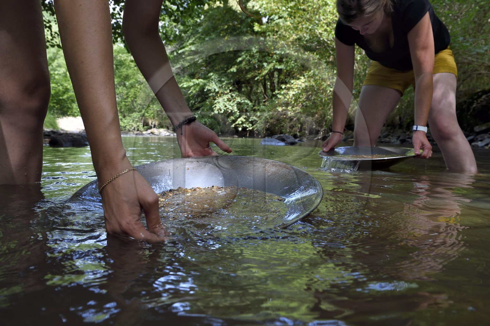 France, Dordogne (24), région de Jumilhac-le-Grand, orpaillage dans la rivière l'Isle vers Tindeix