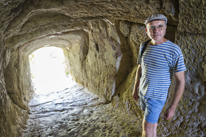 France, Vaucluse (84), Vaison-la-Romaine, site archéologique de Puymin, tunnel d'accès au theatre antique (Ier siècle) creusé dans la roche de la colline dès l'antiquité, Jean-Marc Mignon, archéologue et attaché principal de conservation du patrimoine du Vaucluse