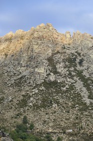 France, Haute-Corse (2B), région du Niolu (Niolo), Calasima plus haut village de Corse (1 095m), d’aiguilles rocheuses aux formes bosselées, les Cinque Frati (les cinq moines)